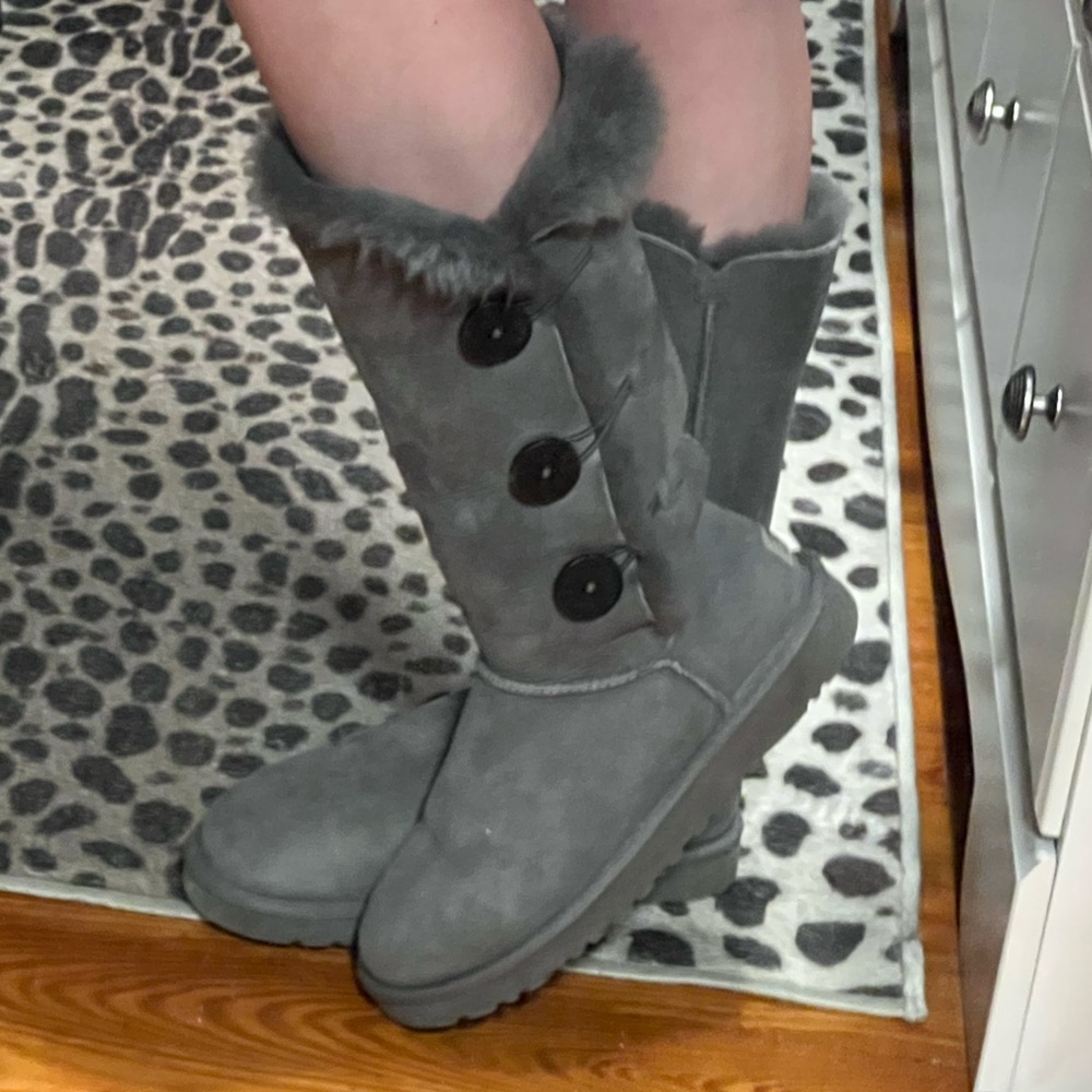 Tall Three Button Wrap Bailey UGG Boots 🩶 - Picture 12 of 13